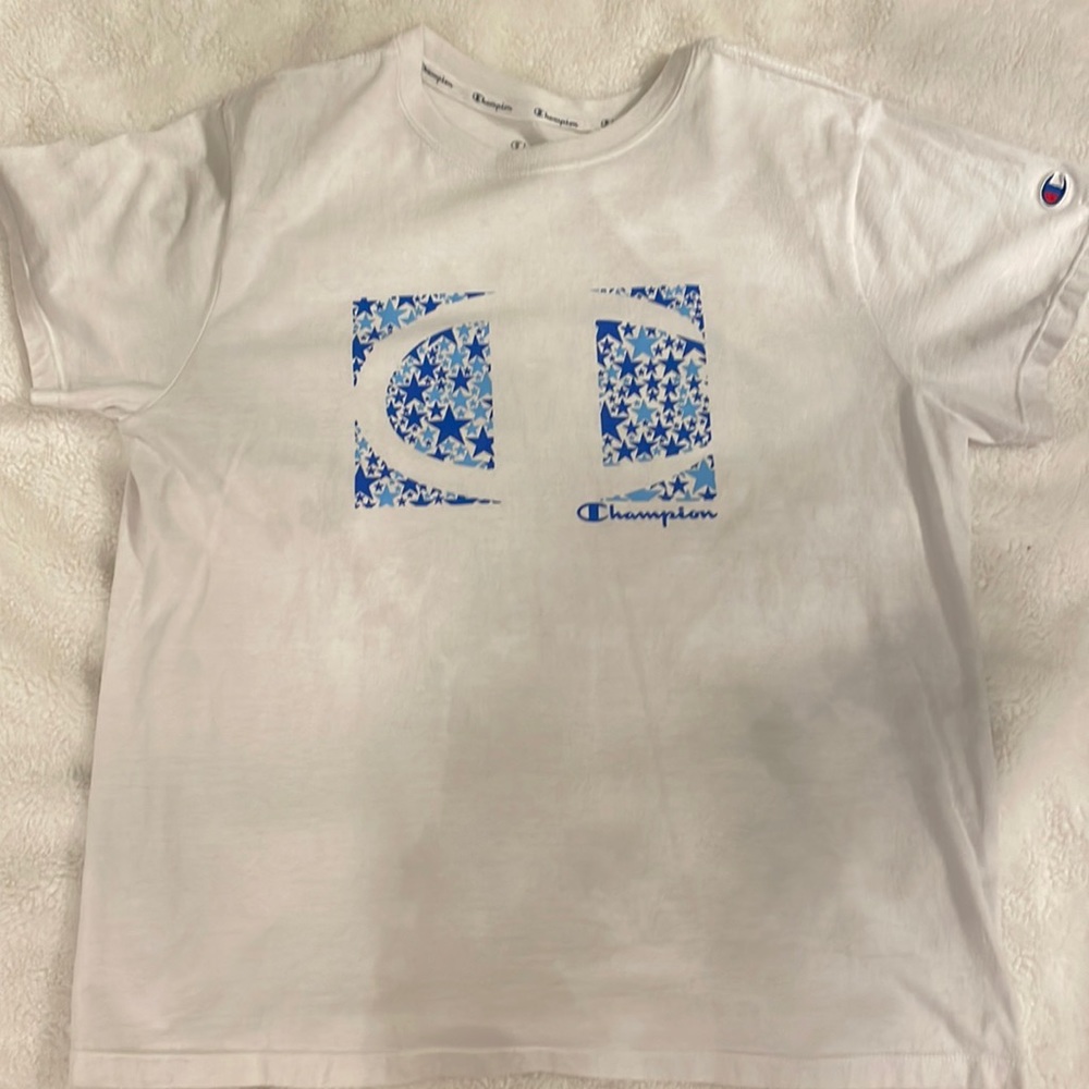 This is a whit background champion shirt.The champion logo being blue.Size XL.